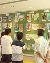 �ʐ^�F�ʐ����̍�i��W�����Ă���l�q